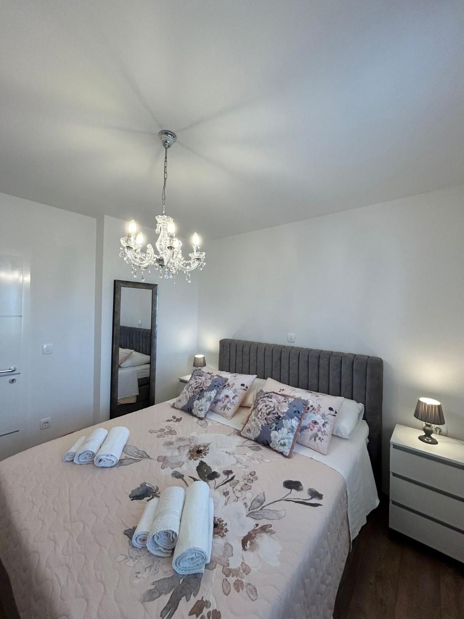 Apartments Vini Donji Seget Екстериор снимка