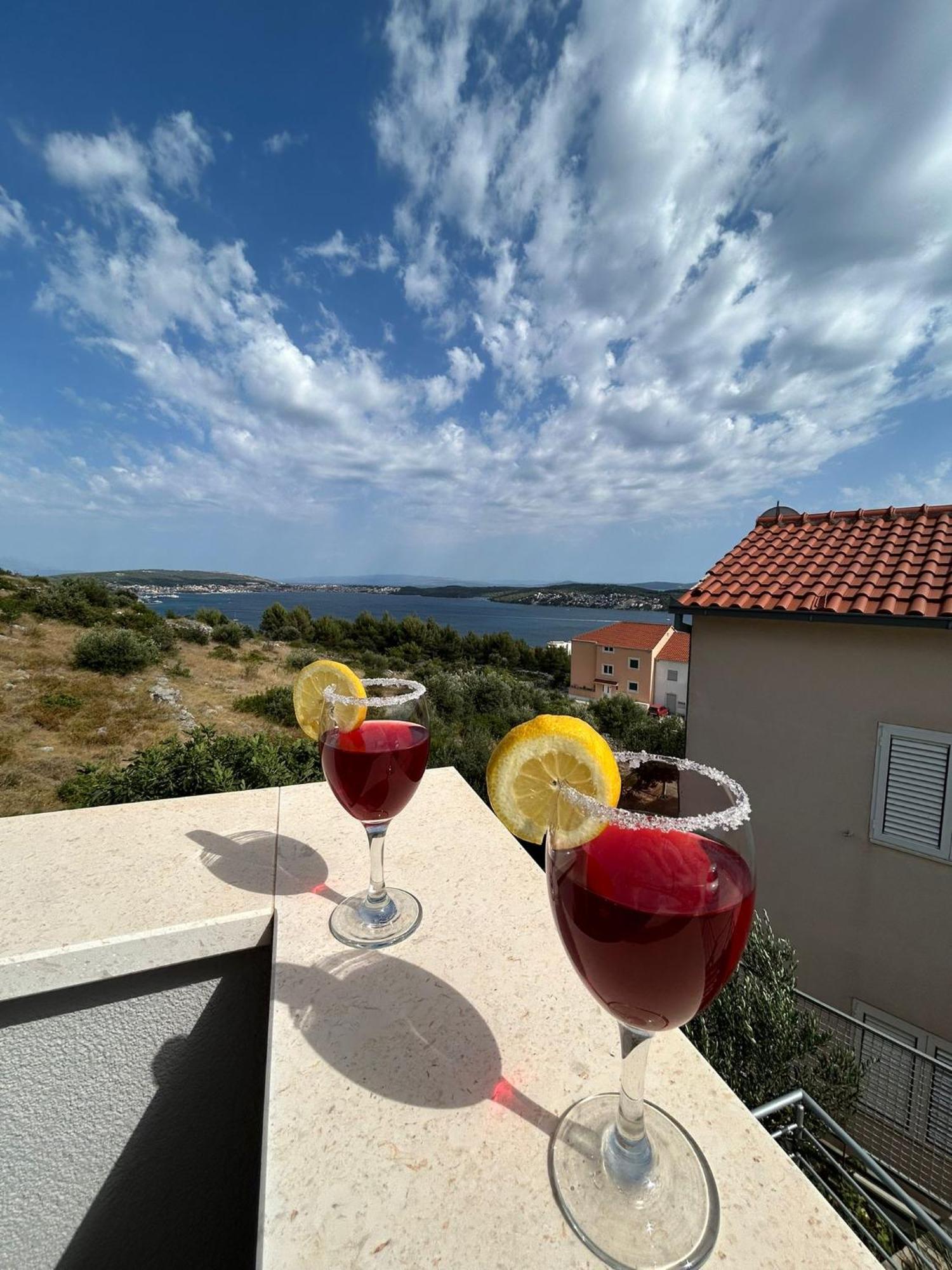 Apartments Vini Donji Seget Екстериор снимка